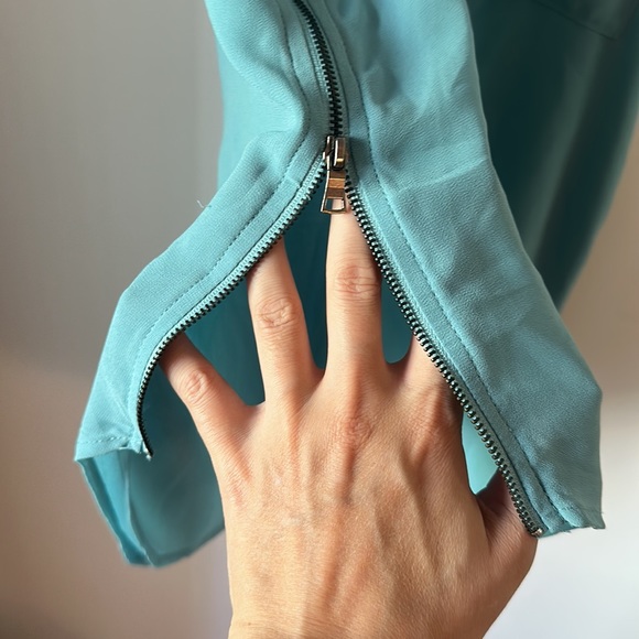 Blue chiffon tank top with functional side zippers - Picture 5 of 6